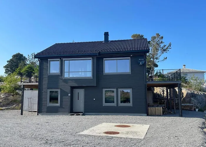 8 Person In Hellesoy-by Traum Bovagen