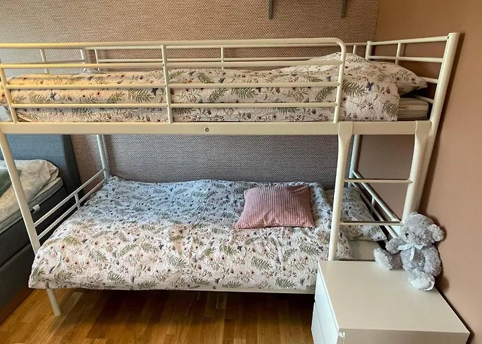 8 Person In Hellesoy-by Traum Bovagen