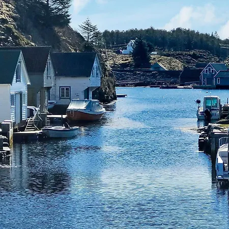 8 Person In Hellesoy-by Traum Bovagen