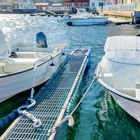 8 Person In Hellesoy-by Traum * Bovagen