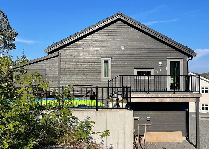 8 Person In Hellesoy-by Traum Bovagen