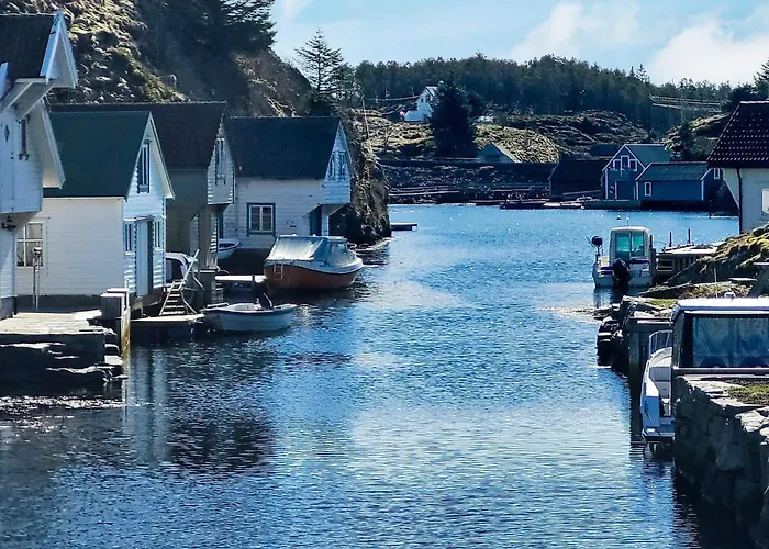 8 Person In Hellesoy-by Traum Bovagen